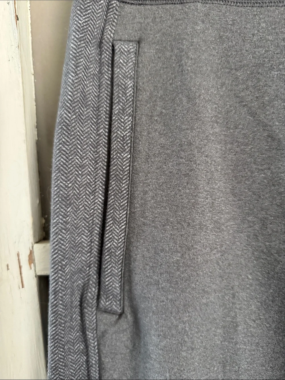 Lululemon men’s Gray straight leg drawstring waist sweatpants.